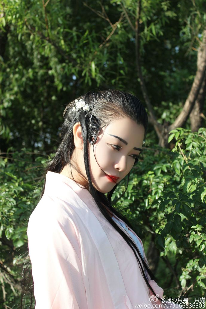 # 妆造cn：上官婉卿@上官_婉若卿安 摄影：@咦-郭青青 拍摄地点：洛浦公园  预览 2