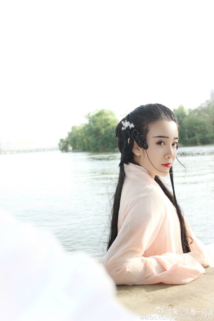 # 妆造cn：上官婉卿@上官_婉若卿安 摄影：@咦-郭青青 拍摄地点：洛浦公园  预览 4
