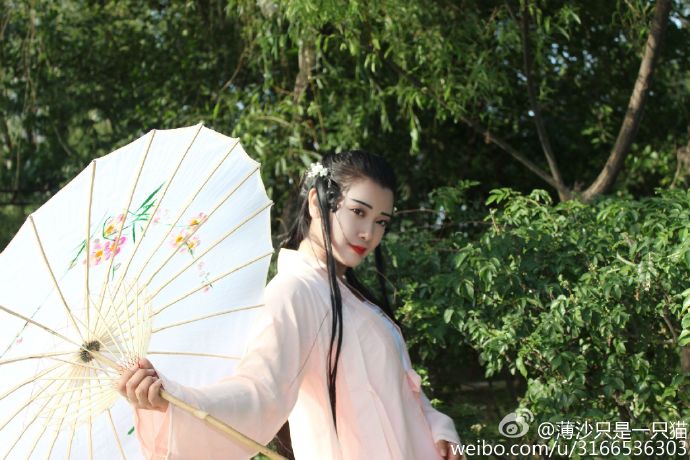 # 妆造cn：上官婉卿@上官_婉若卿安 摄影：@咦-郭青青 拍摄地点：洛浦公园  预览 5