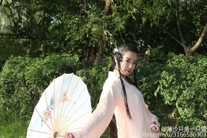# 妆造cn：上官婉卿@上官_婉若卿安 摄影：@咦-郭青青 拍摄地点：洛浦公园  预览 6