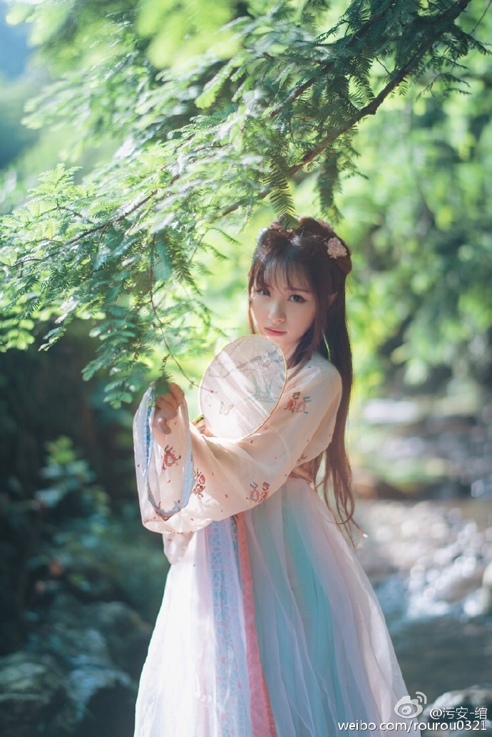 #### 曲•轻萝绫罗小扇溪日华，翠色曲径映初芽。欲问青鳞以何醉？水氤稀胭环卿察 预览 5