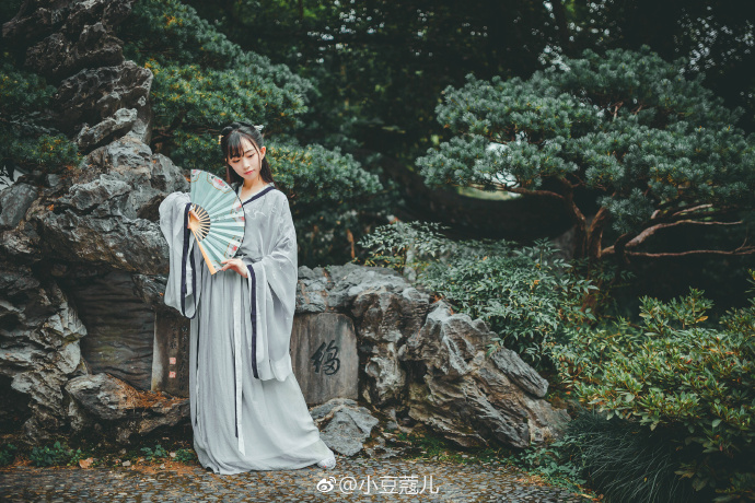 # 汉服拍照姿势之折扇篇，正片放在这儿啦，一扇在手，天下我有mark下次拍照就可 预览 2