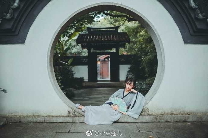 # 汉服拍照姿势之折扇篇，正片放在这儿啦，一扇在手，天下我有mark下次拍照就可 预览 3