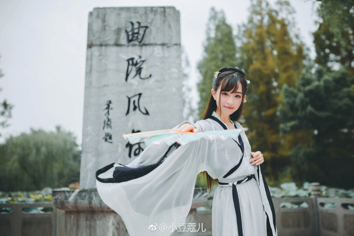 # 汉服拍照姿势之折扇篇，正片放在这儿啦，一扇在手，天下我有mark下次拍照就可 预览 4