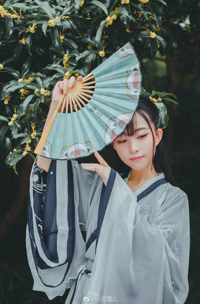 # 汉服拍照姿势之折扇篇，正片放在这儿啦，一扇在手，天下我有mark下次拍照就可 预览 5