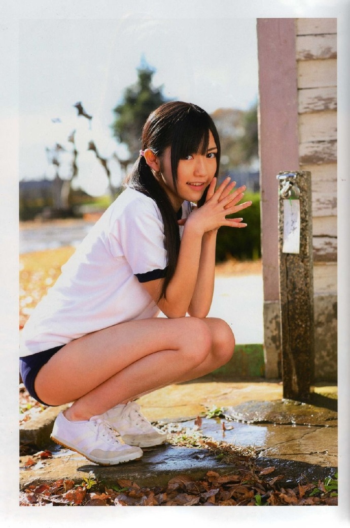 【 1st写真集「アッカンベー」（2010年3月26日、集英社）2010年16岁 预览 1