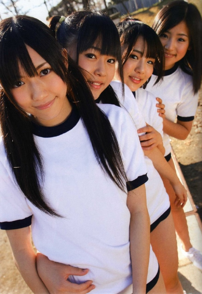 【 1st写真集「アッカンベー」（2010年3月26日、集英社）2010年16岁 预览 2