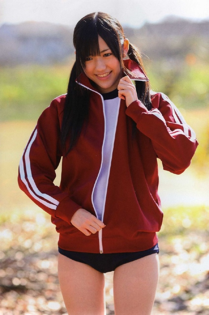 【 1st写真集「アッカンベー」（2010年3月26日、集英社）2010年16岁 预览 3