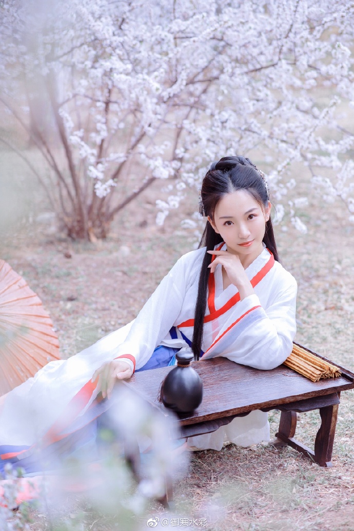...风吹雨洗一城花，何似西窗谷雨茶。.四月时拍的汉服，收到了正片～汉服超话 预览 1