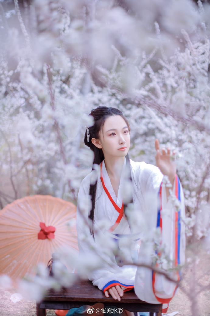 ...风吹雨洗一城花，何似西窗谷雨茶。.四月时拍的汉服，收到了正片～汉服超话 预览 2
