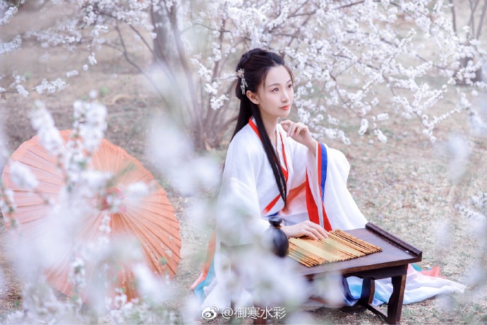 ...风吹雨洗一城花，何似西窗谷雨茶。.四月时拍的汉服，收到了正片～汉服超话 预览 3