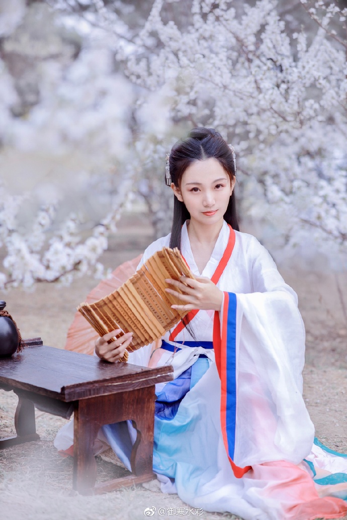 ...风吹雨洗一城花，何似西窗谷雨茶。.四月时拍的汉服，收到了正片～汉服超话 预览 4