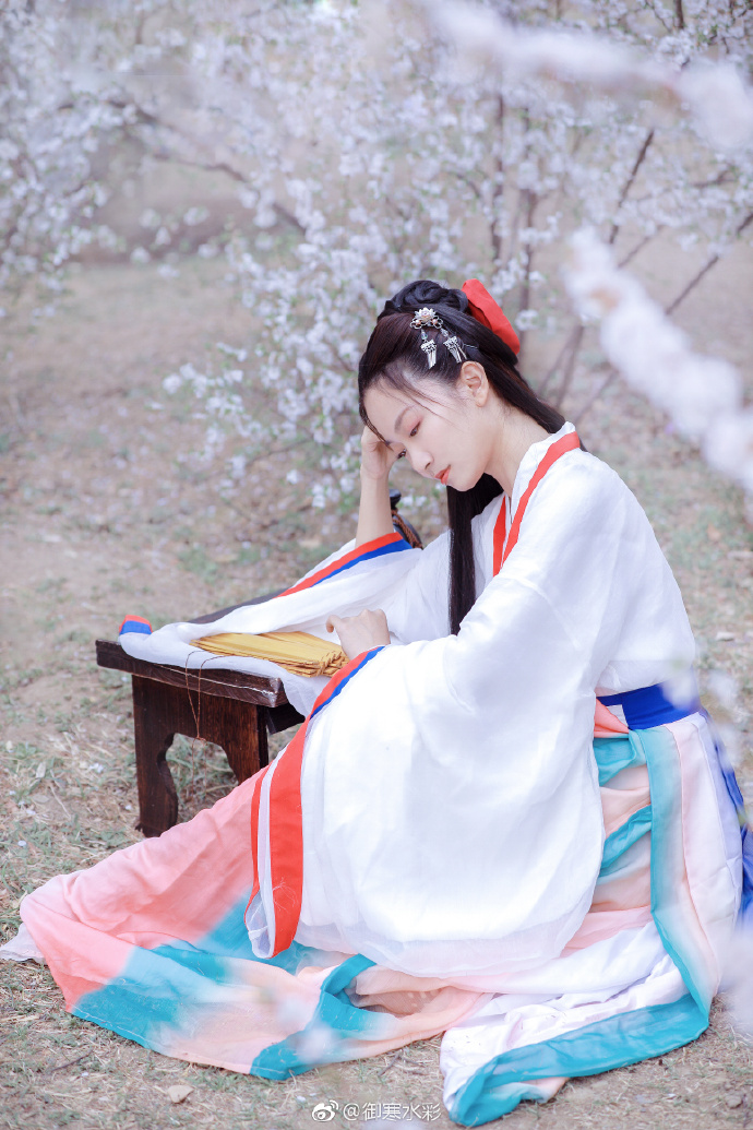...风吹雨洗一城花，何似西窗谷雨茶。.四月时拍的汉服，收到了正片～汉服超话 预览 5