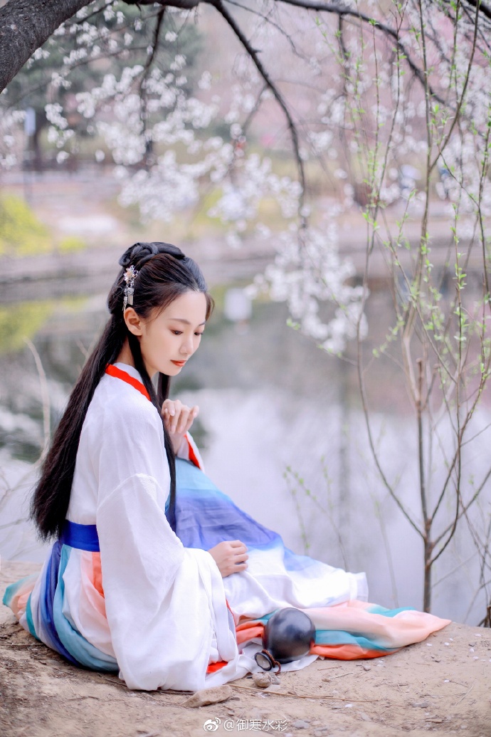 ...风吹雨洗一城花，何似西窗谷雨茶。.四月时拍的汉服，收到了正片～汉服超话 预览 6
