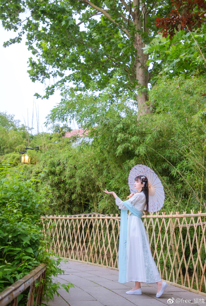 出犯繁花露，归穿弱柳风。出境：原po摄影：@苍术子不是仓鼠_互fo 妆面/后勤小 预览 3