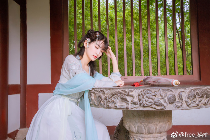 出犯繁花露，归穿弱柳风。出境：原po摄影：@苍术子不是仓鼠_互fo 妆面/后勤小 预览 4