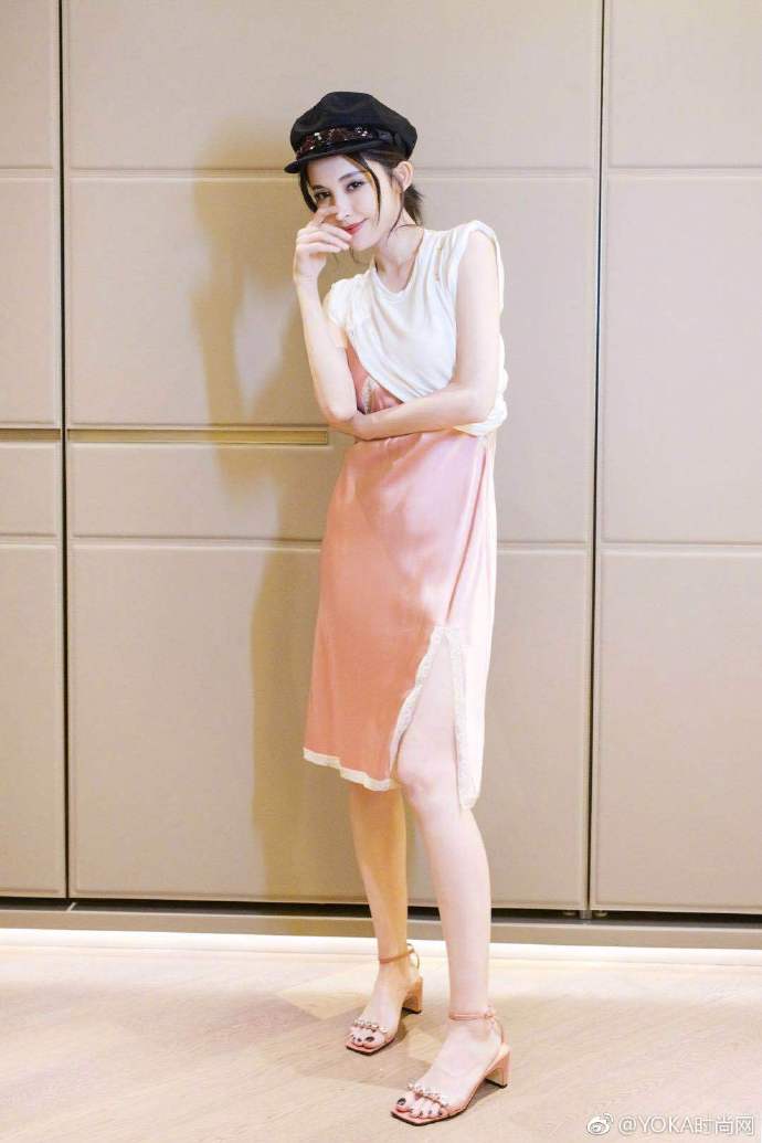 星尚人超话 近日，@我是娜扎 曝光一组私服写真，娜扎古力娜扎超话 身穿粉白拼 预览 2