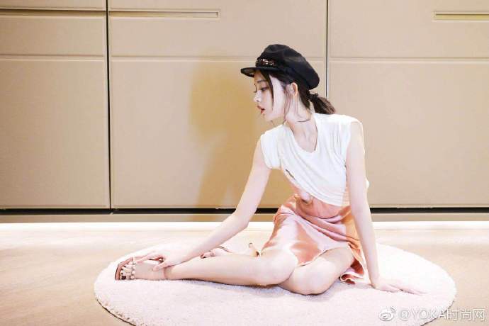 星尚人超话 近日，@我是娜扎 曝光一组私服写真，娜扎古力娜扎超话 身穿粉白拼 预览 4