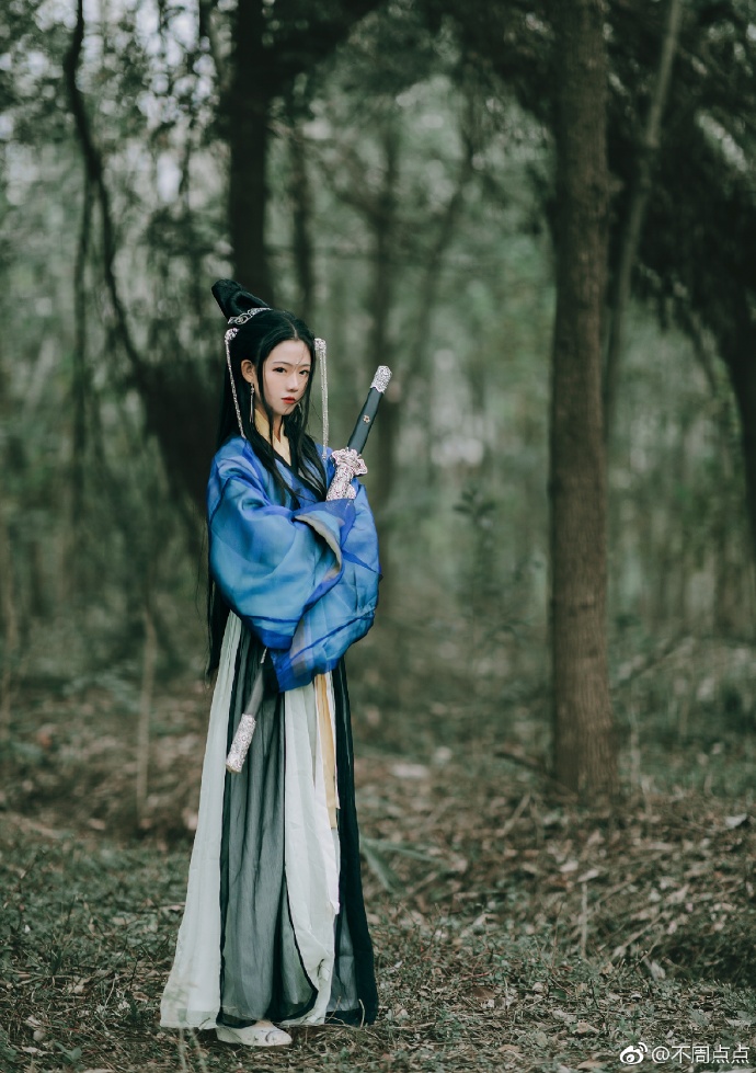 汉服超话汉服正片【江湖孤身，再无前尘】又名【今日说法——少女究竟死了没有】出镜 预览 6