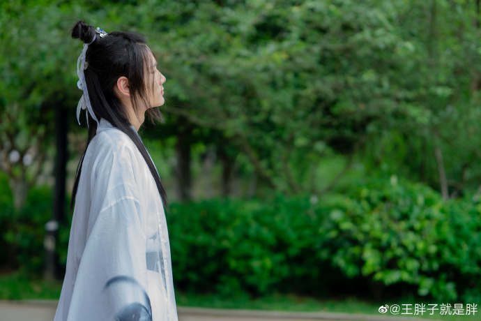 油壁香车不再逢，峡云无迹任西东。 梨花院落溶溶月，柳絮池塘淡淡风。 几日寂寥伤酒 预览 3