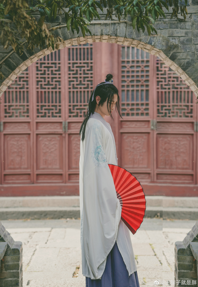 油壁香车不再逢，峡云无迹任西东。 梨花院落溶溶月，柳絮池塘淡淡风。 几日寂寥伤酒 预览 6