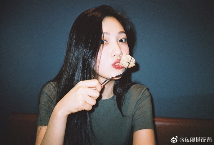 日常私服超话 朴秀荣joy 私服生活照更新 f21的裙子也穿的好好看 胶片质感 预览 6