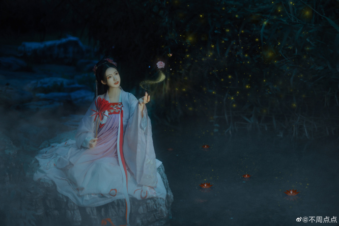 汉服超话【汉服正片】【女夷】月隐鹿来，林深花开。女夷鼓歌，以司天和。出镜：@不 预览 2