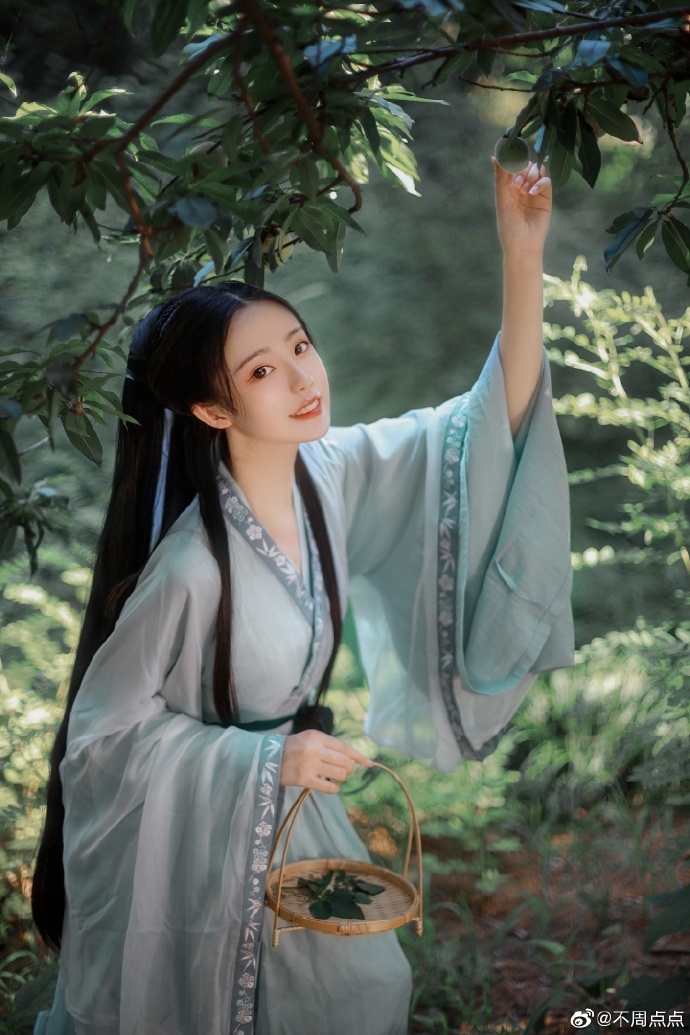汉服超话【汉服正片分享】【青鸾医仙】尝闻有青凤至人间，化为岐黄术者，日撷百草，