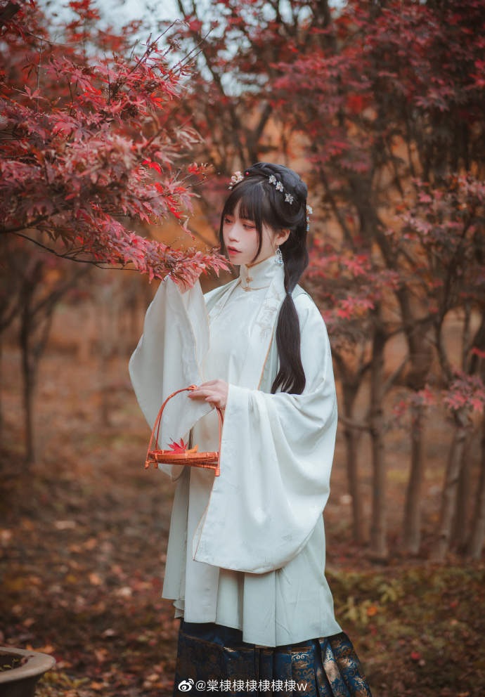 ## 一重山，两重山。山远天高烟水寒，相思枫叶丹。出镜：棠棣摄影：@拿相机的执义