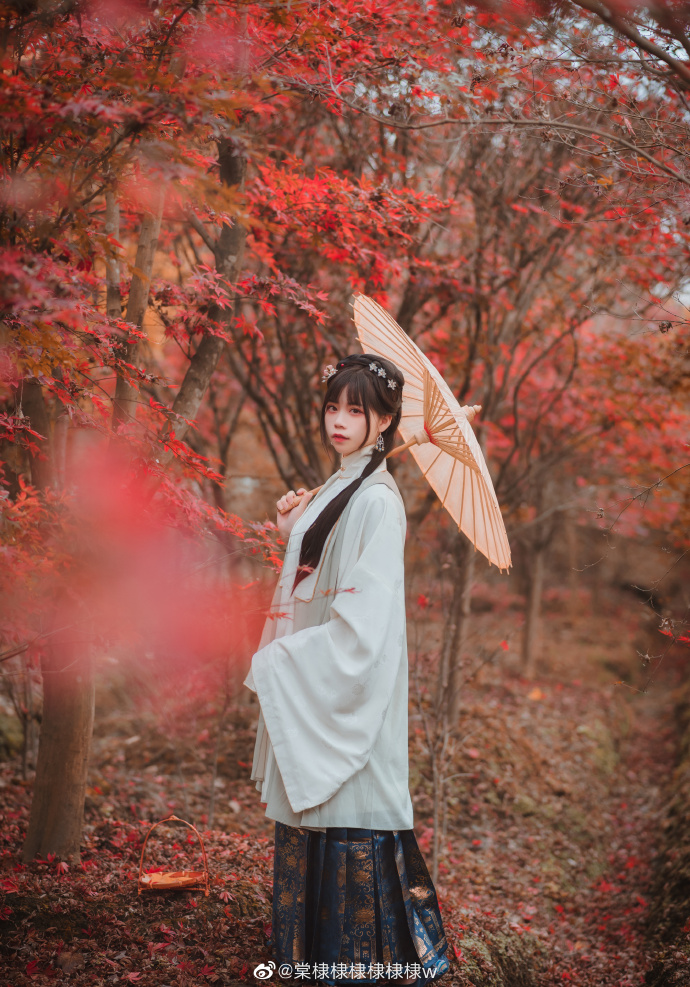 ## 一重山，两重山。山远天高烟水寒，相思枫叶丹。出镜：棠棣摄影：@拿相机的执义 预览 4