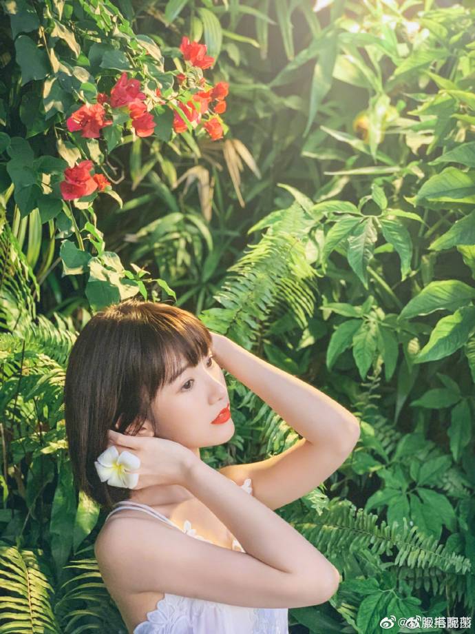 日常私服超话 毛晓彤私服 生活照更新 度假的冬天⛱️ 绿色清新写真 ​ 预览 2