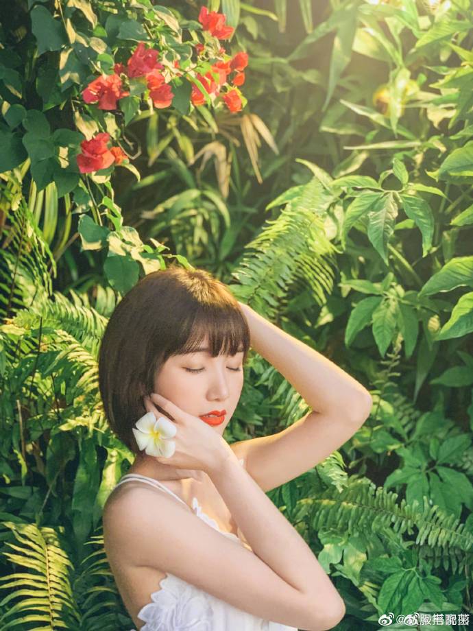 日常私服超话 毛晓彤私服 生活照更新 度假的冬天⛱️ 绿色清新写真 ​ 预览 3