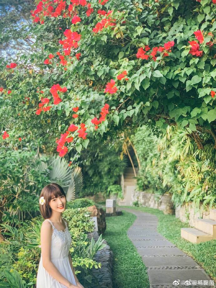 日常私服超话 毛晓彤私服 生活照更新 度假的冬天⛱️ 绿色清新写真 ​ 预览 4