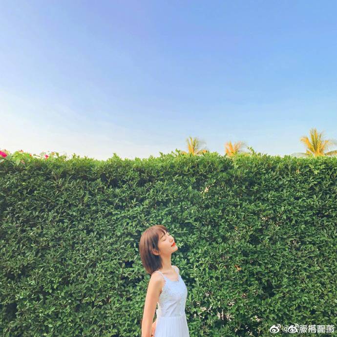 日常私服超话 毛晓彤私服 生活照更新 度假的冬天⛱️ 绿色清新写真 ​ 预览 5