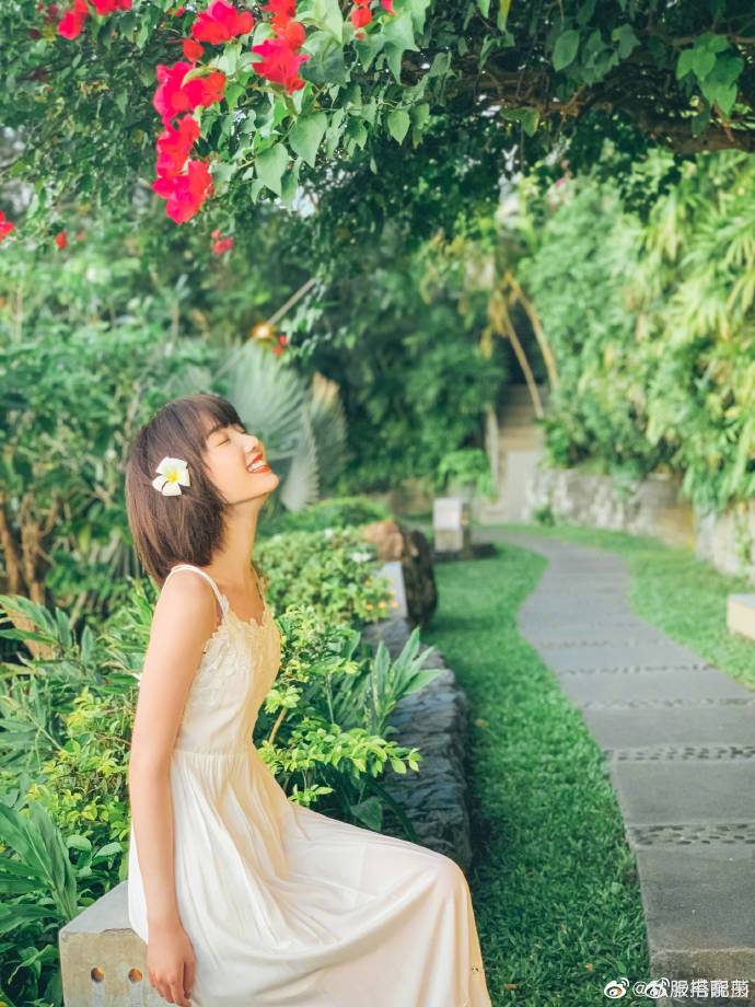 日常私服超话 毛晓彤私服 生活照更新 度假的冬天⛱️ 绿色清新写真 ​ 预览 6