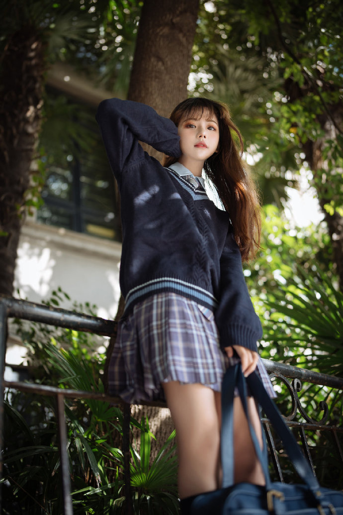 # # # 专 + 关 开一位 66R清晨的阳光，少女永不过期看着窗外这么好的阳
