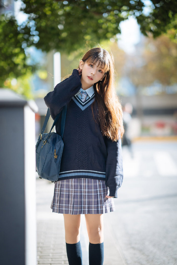 # # # 专 + 关 开一位 66R清晨的阳光，少女永不过期看着窗外这么好的阳 预览 2