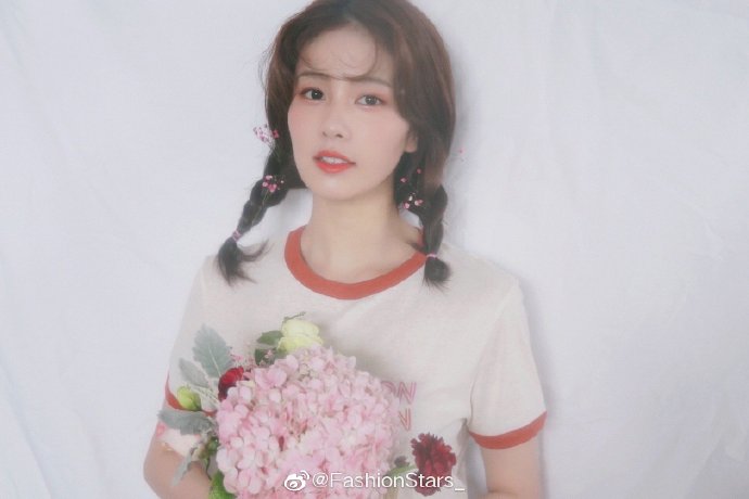 最新私服写真图集，身穿红边短T搭配牛仔裤，元气十足的粉色系妆容搭配麻花辫，少女感 预览 3