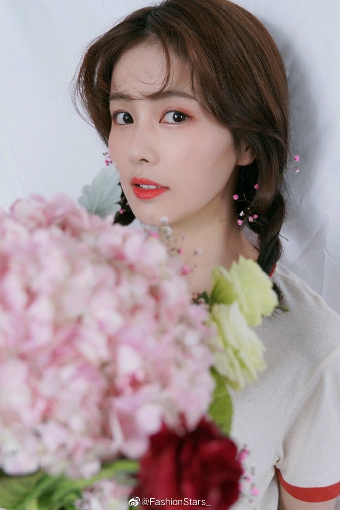 最新私服写真图集，身穿红边短T搭配牛仔裤，元气十足的粉色系妆容搭配麻花辫，少女感 预览 4