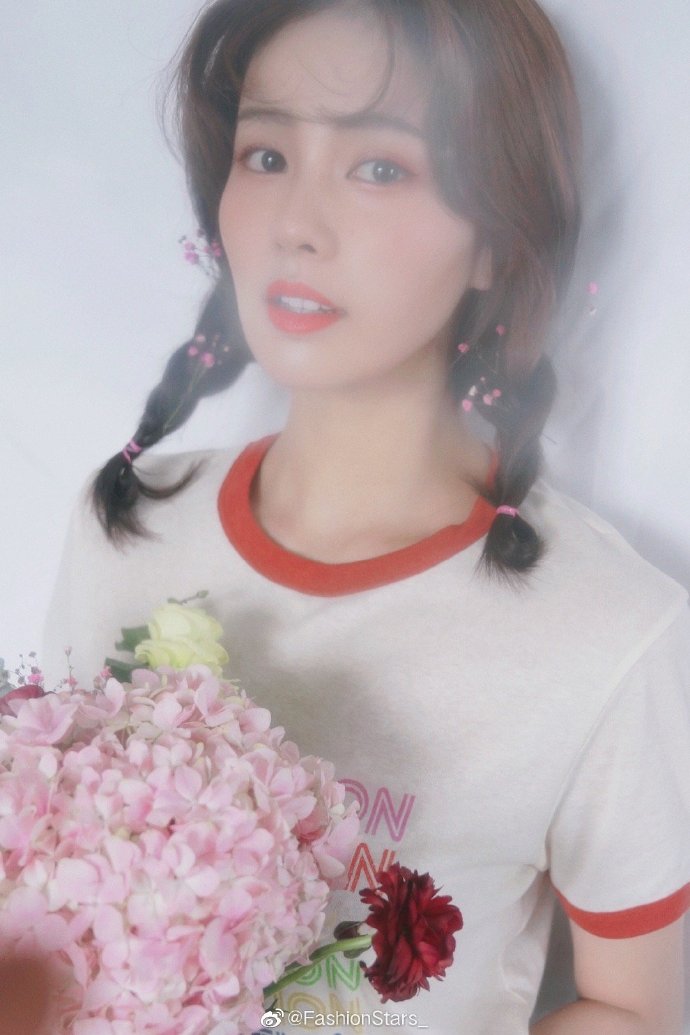 最新私服写真图集，身穿红边短T搭配牛仔裤，元气十足的粉色系妆容搭配麻花辫，少女感 预览 5