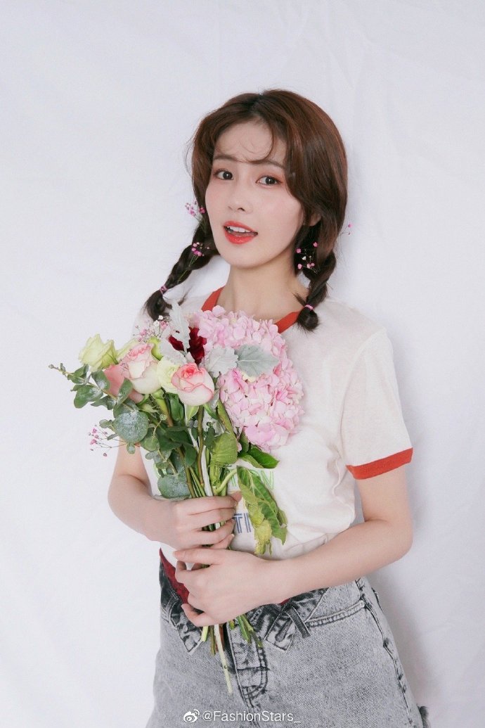 最新私服写真图集，身穿红边短T搭配牛仔裤，元气十足的粉色系妆容搭配麻花辫，少女感 预览 6