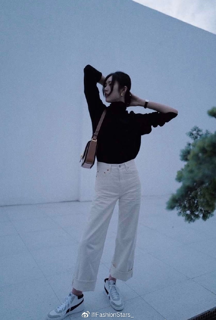 刘雯 最新私服写真画报，身着LIUWEN x ERDOS 2.0黑色高领毛衣搭配