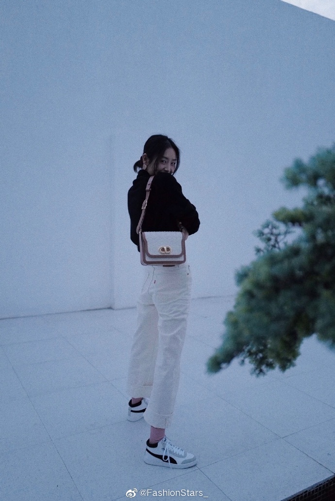 刘雯 最新私服写真画报，身着LIUWEN x ERDOS 2.0黑色高领毛衣搭配 预览 2