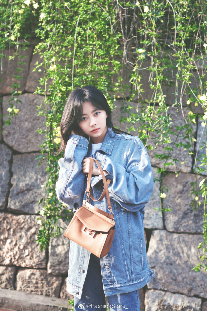 谭松韵 最新私服写真画报，身穿蓝色牛仔装内搭白T，清爽干净，活力满满的青春气息。