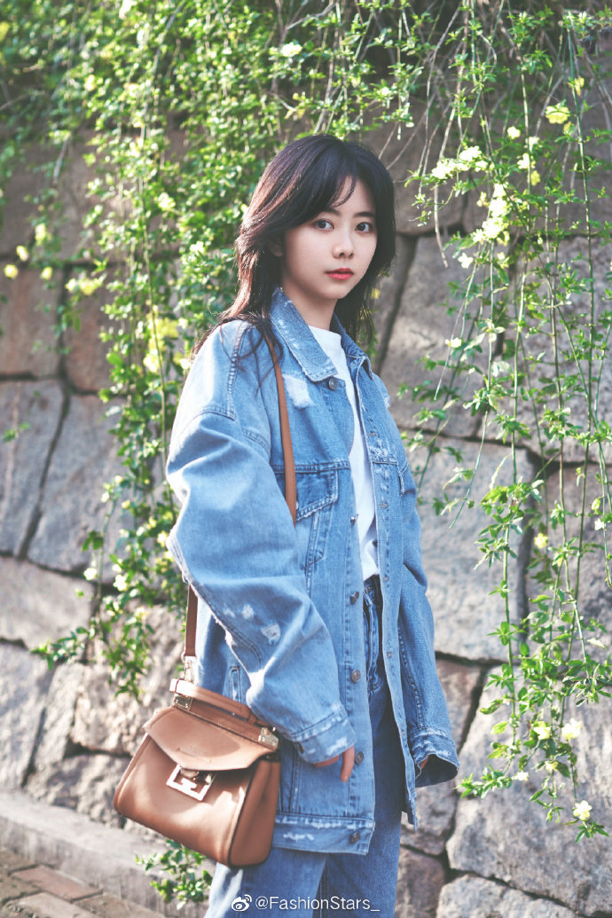 谭松韵 最新私服写真画报，身穿蓝色牛仔装内搭白T，清爽干净，活力满满的青春气息。 预览 2