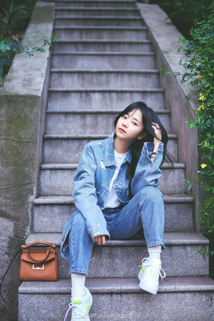 谭松韵 最新私服写真画报，身穿蓝色牛仔装内搭白T，清爽干净，活力满满的青春气息。 预览 3