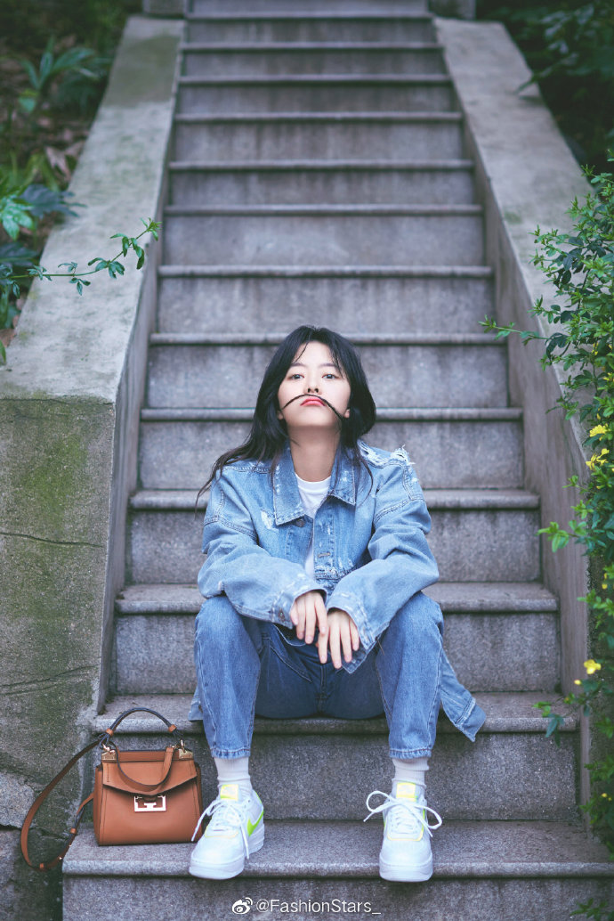 谭松韵 最新私服写真画报，身穿蓝色牛仔装内搭白T，清爽干净，活力满满的青春气息。 预览 4