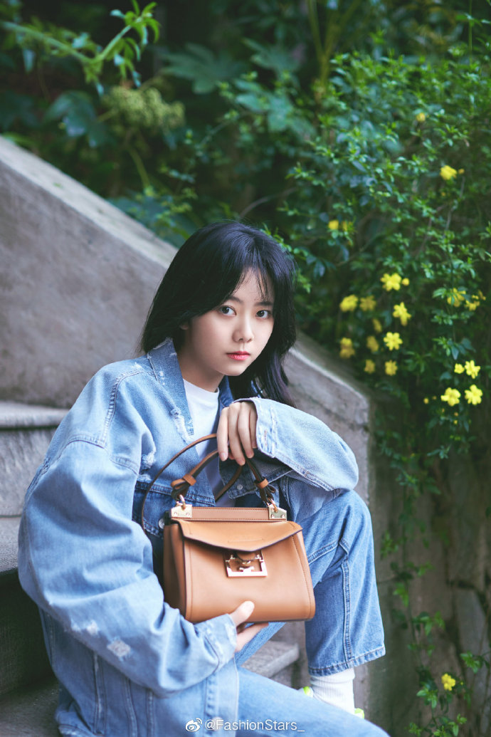 谭松韵 最新私服写真画报，身穿蓝色牛仔装内搭白T，清爽干净，活力满满的青春气息。 预览 5