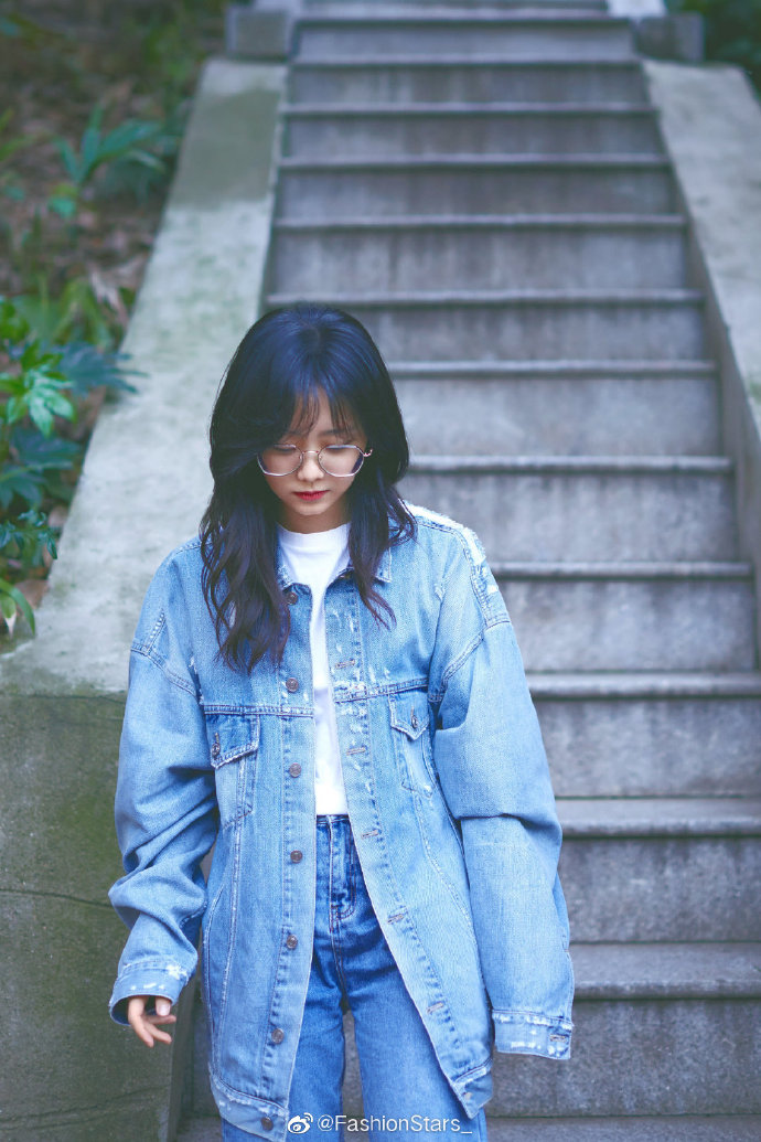 谭松韵 最新私服写真画报，身穿蓝色牛仔装内搭白T，清爽干净，活力满满的青春气息。 预览 6