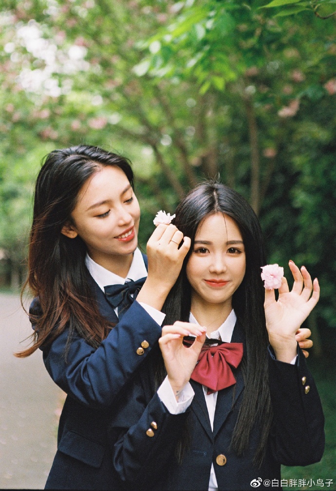 花与少女胶片写真集｜JK制服第一次拍胶片的 虽然是阴天颜色都好好看 不用调色🌚满 预览 5